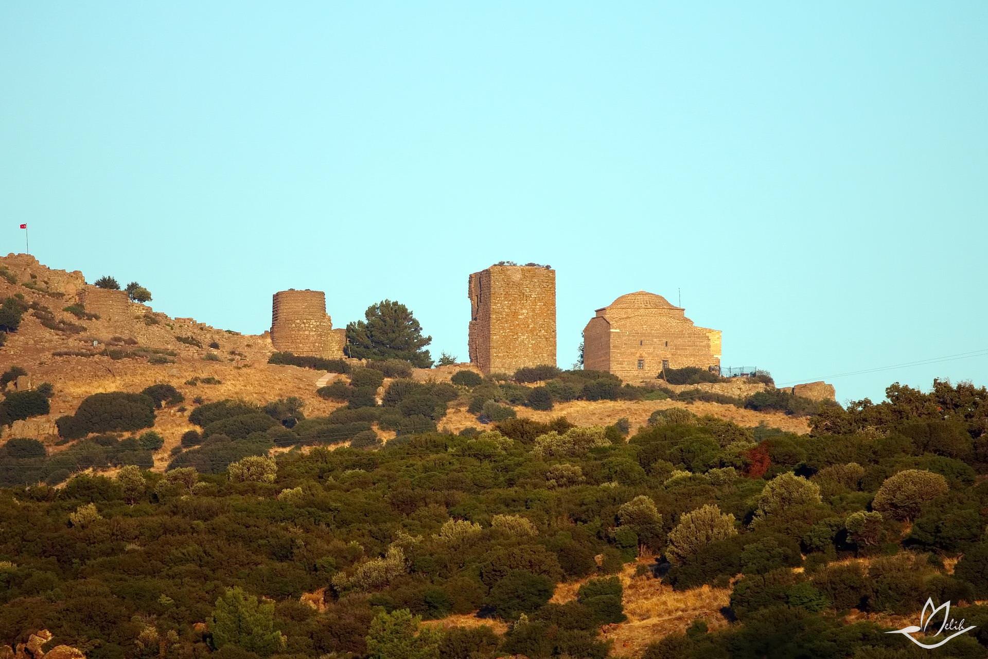 Assos kale burçları ve Hüdavendigar Camii